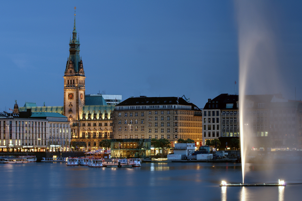 Alsterfontäne und Rathaus