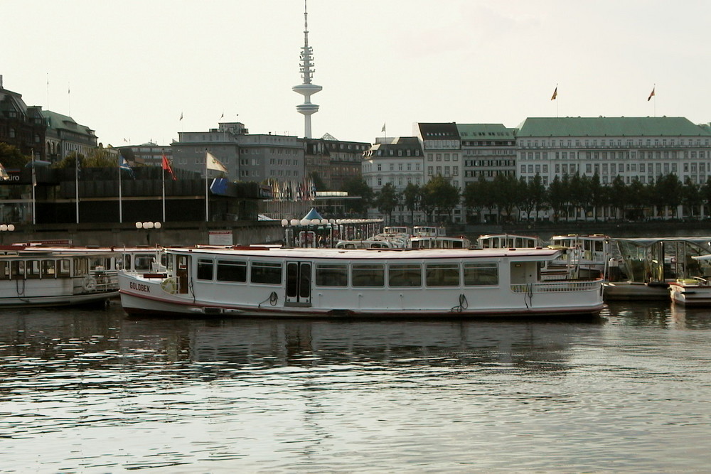 Alsterschiff und Blick auf den Fernsehturm.