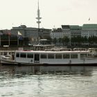 Alsterschiff und Blick auf den Fernsehturm.