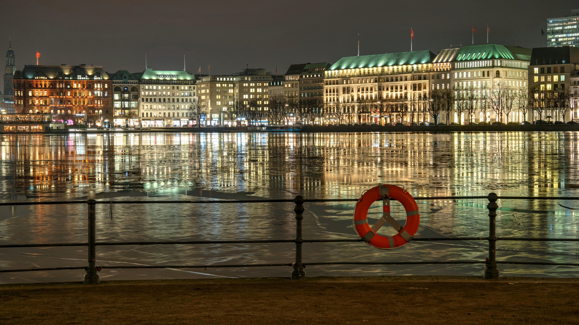 Alsterufer mit Rettungsring