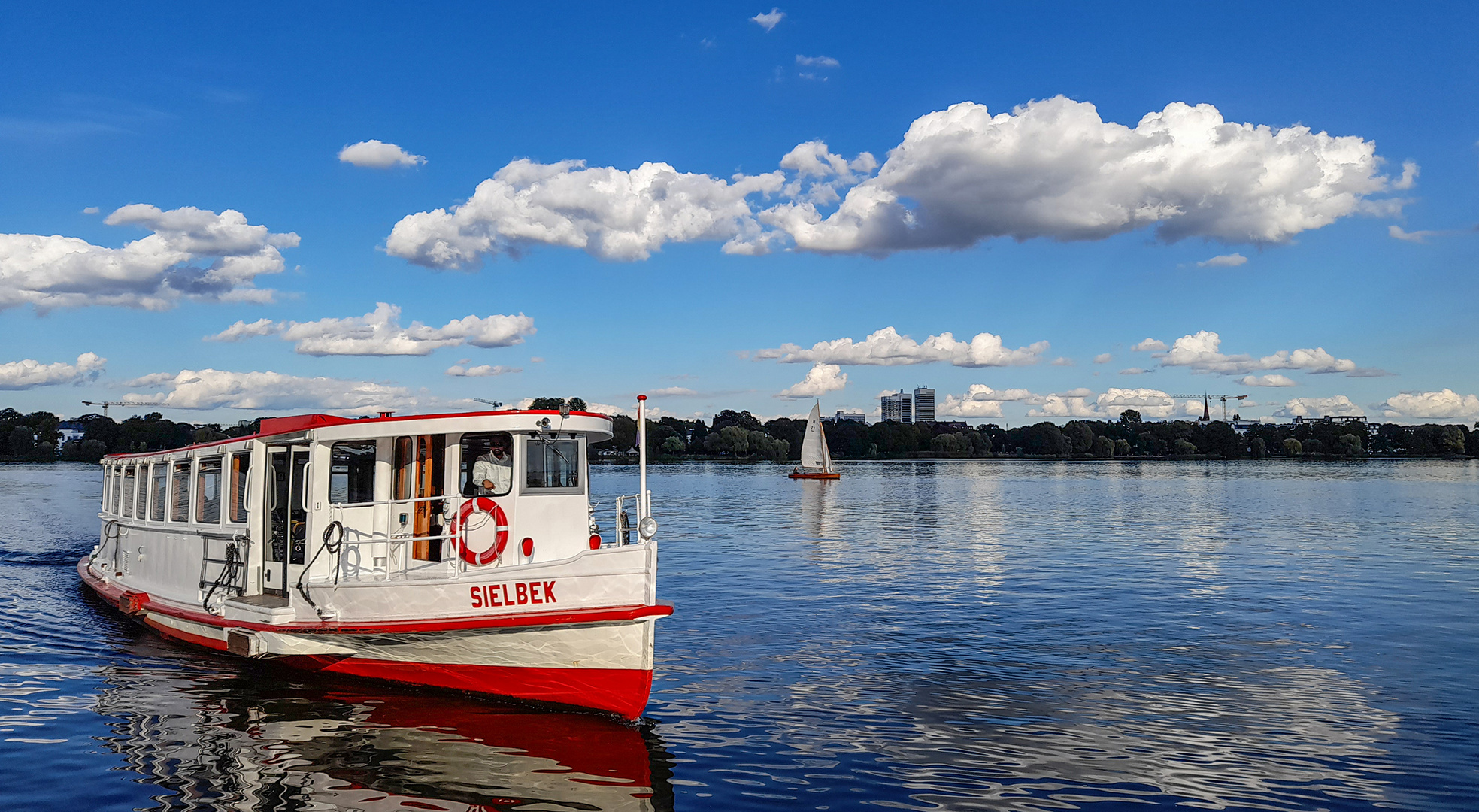 Alsterwasser mit Schiff