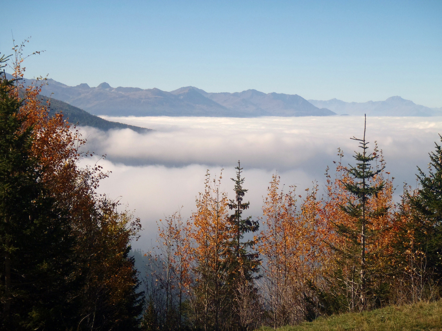 alt 2200 col du petit saint bernard, tapis de nuages sur la vallèe