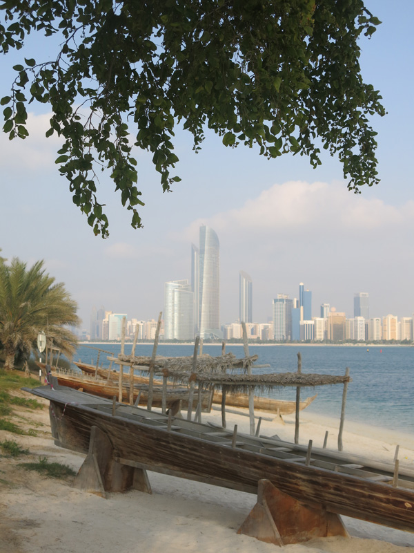 Alt trifft auf modern am Strand von Abu Dhabi