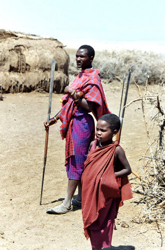 Alt und jung in einem Maasai Dorf