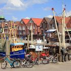 Alt- und Jungfischer im Hafen 