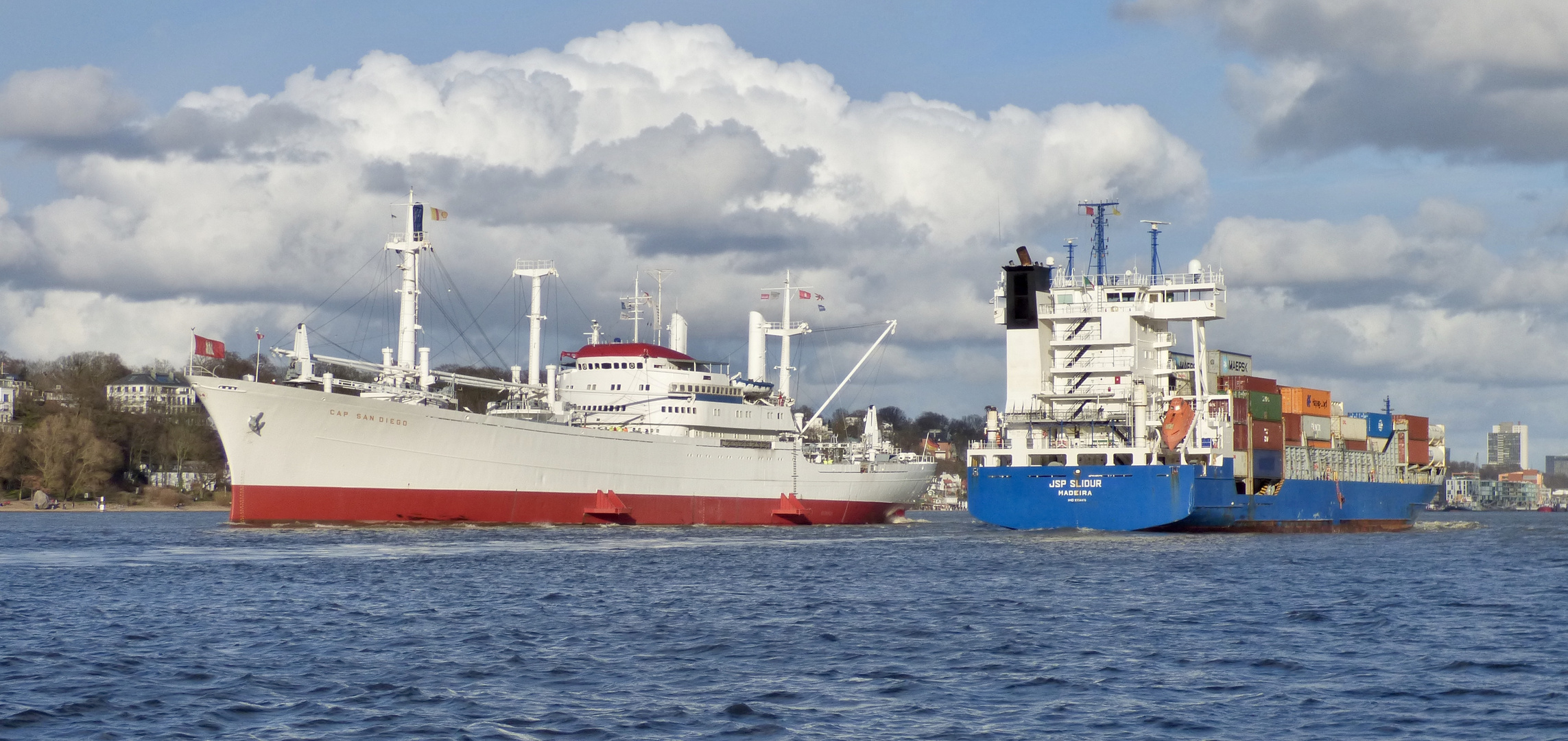 Alt und Neu auf der Elbe in Hamburg