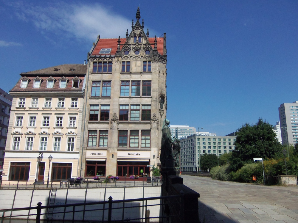 Alt - und Neu - Berlin an der alten Mühlendammbrücke