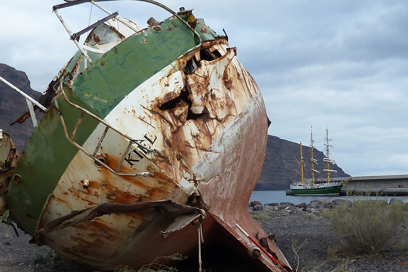 Alt und neu - die neue Alexender von Humboldt II im Hafen von Vueltas / Gomera