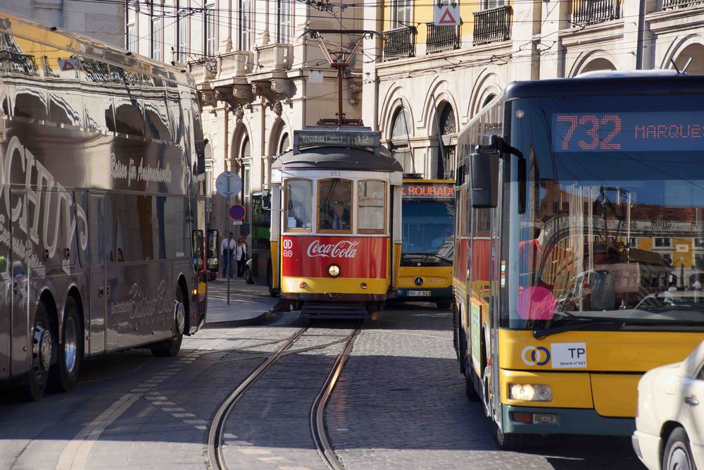 Alt und Neu im Straßenverkehr von Lissabon