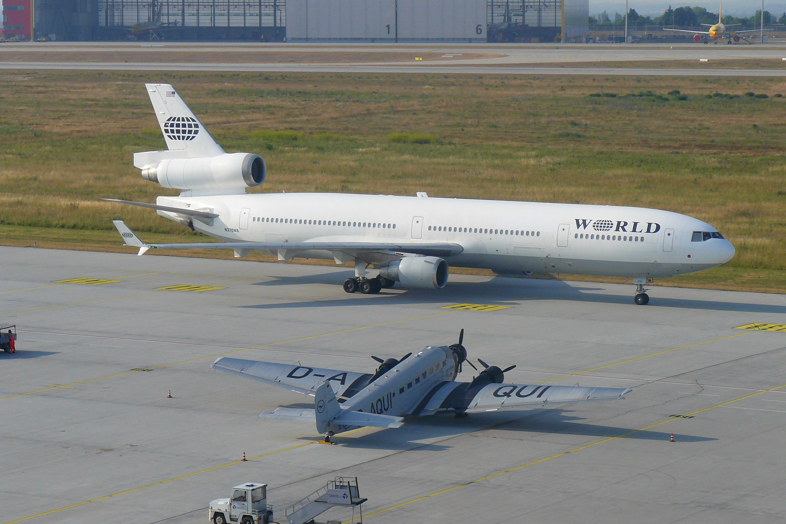 Alt und Neu Ju52 trifft auf MD11 in LEJ