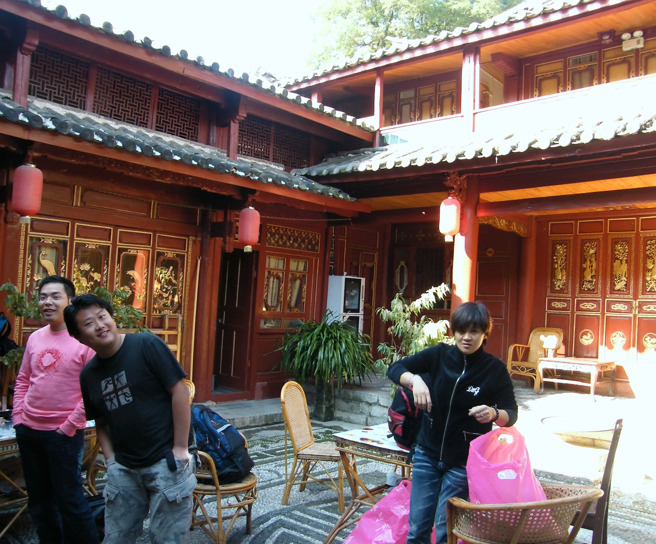 Alt und neu oder Tradition und Moderne, chinesischer Innenhof in Lijiang