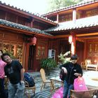 Alt und neu oder Tradition und Moderne, chinesischer Innenhof in Lijiang