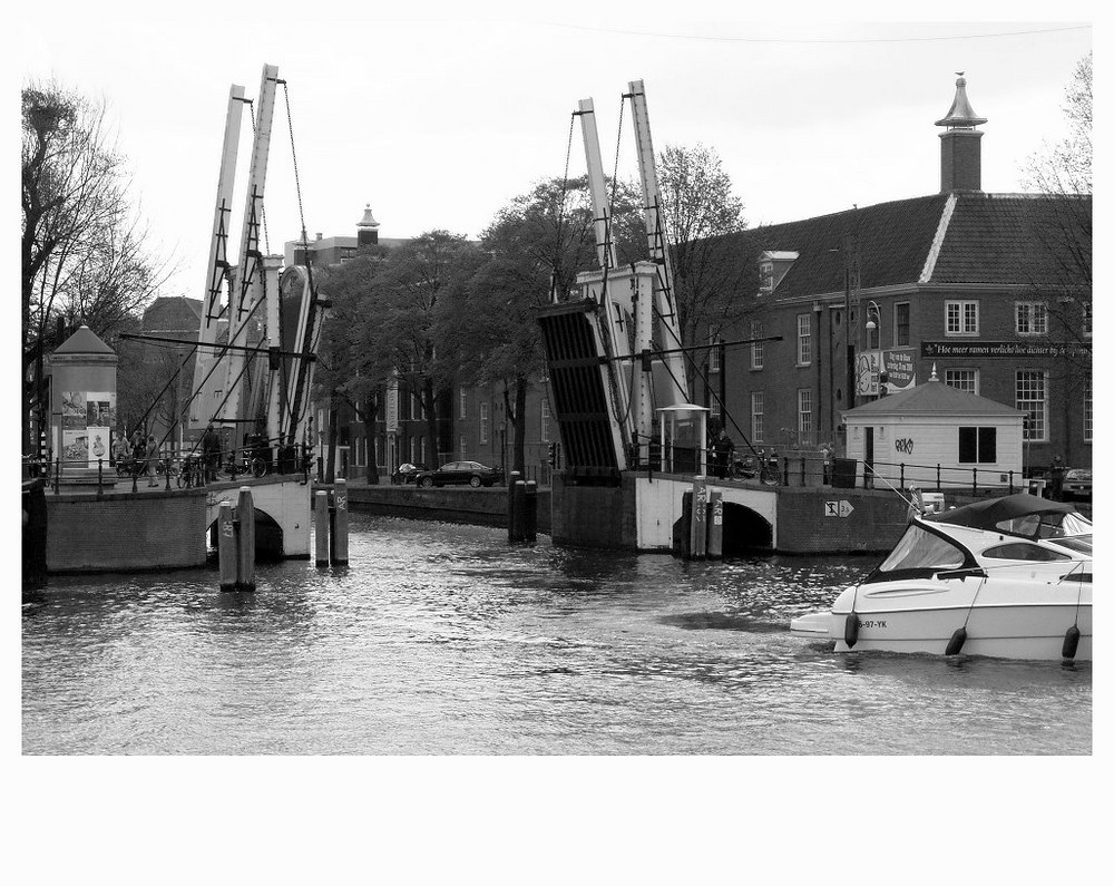 altag in amsterdam- brücke auf....brücke zu