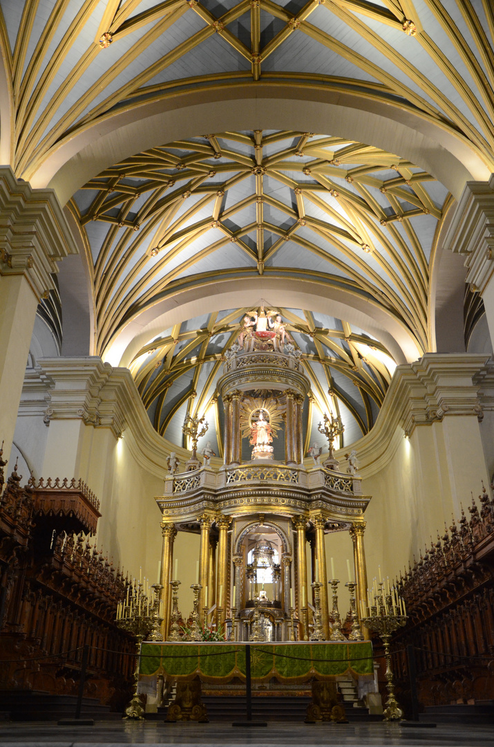 Altar de la Catedral de Lima