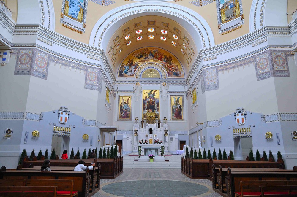 Altar der Karl-Borromäus-Kirche, nach Max Hegele