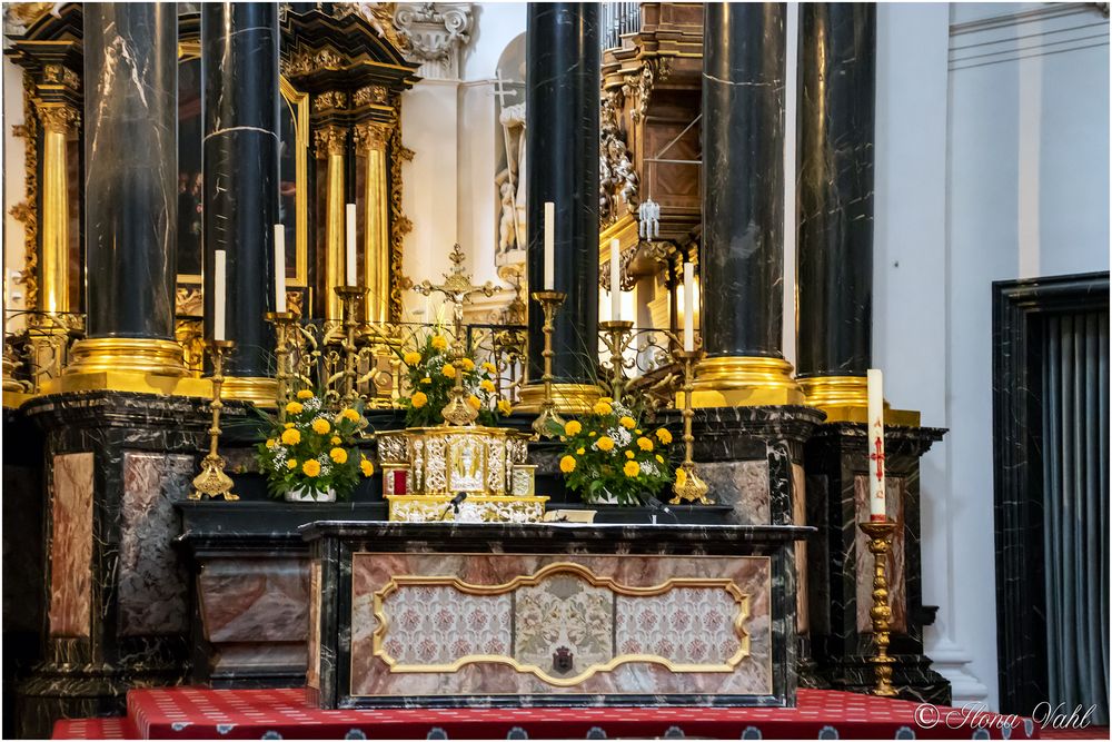 Altar, Dom