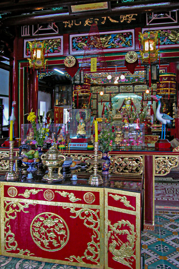 Altar for praying in Quan Cong temple