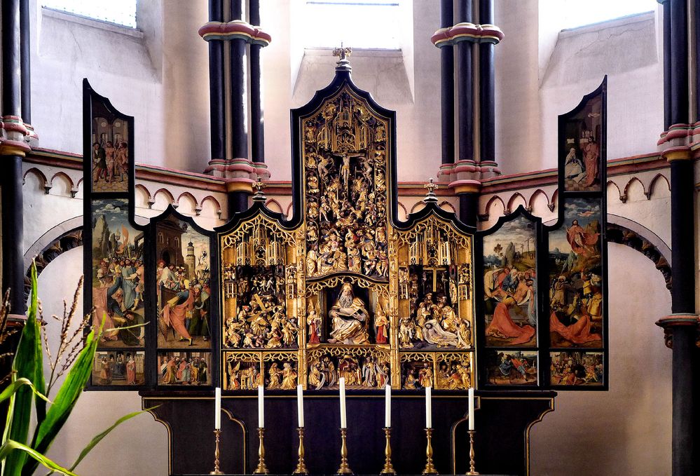 Altar im Maifeldmünster