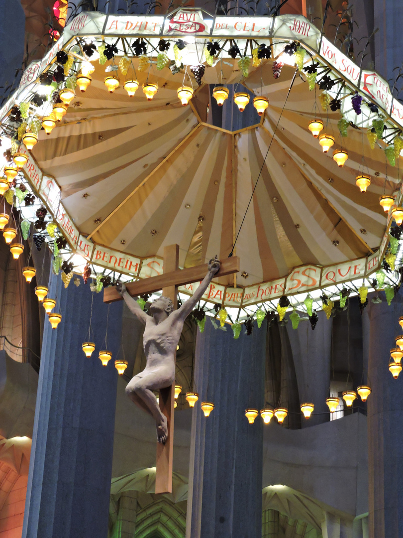 ALTAR IN DER BASILICA SAGRADA FAMILIA