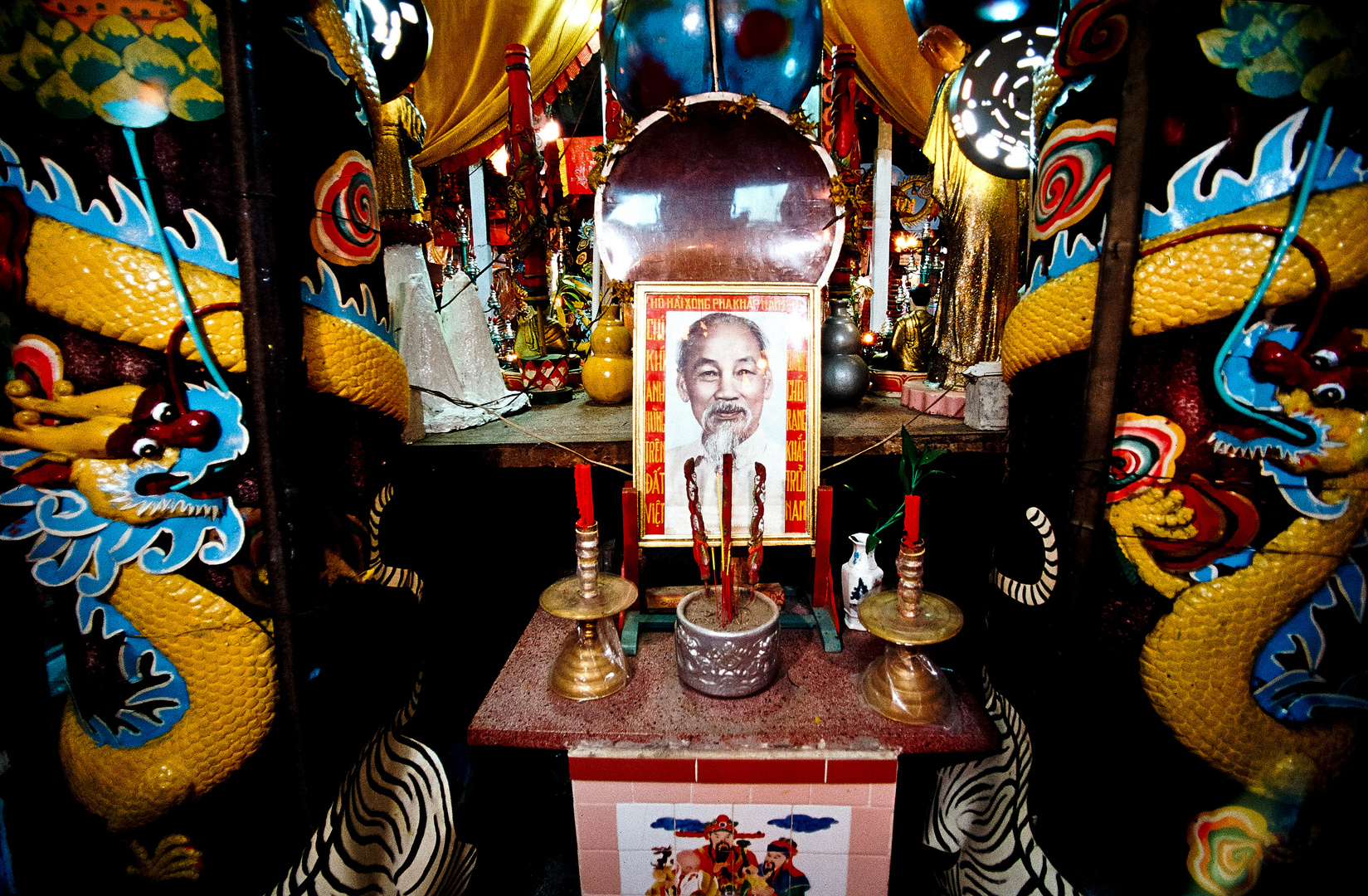 Altar in der Lehmpagode im Mekongdelta, Onkel Ho wird hoch verehrt