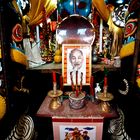 Altar in der Lehmpagode im Mekongdelta, Onkel Ho wird hoch verehrt