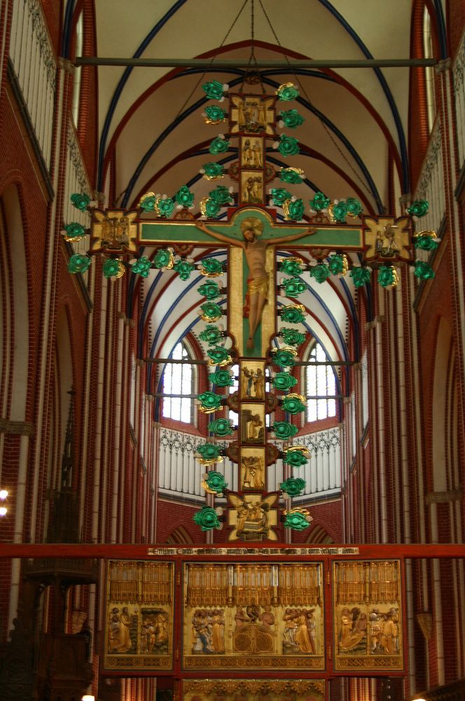 Altar mit Kreuz im Doberaner Münster
