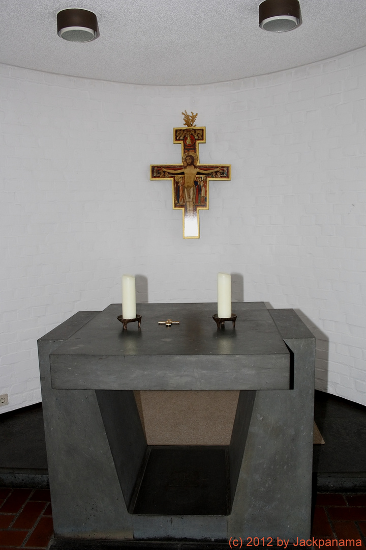 Altar mit Kreuzikone in der Rundung der Kapelle in Heilig Kreuz, Bottrop