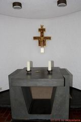 Altar mit Kreuzikone in der Rundung der Kapelle in Heilig Kreuz, Bottrop