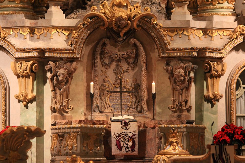 Altar mit Nagelkreuz