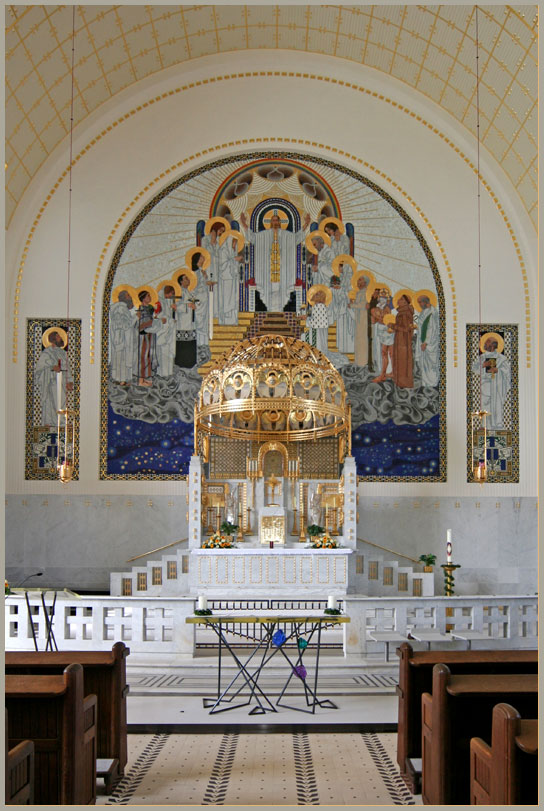 Altar mit vergoldeten Baldachin