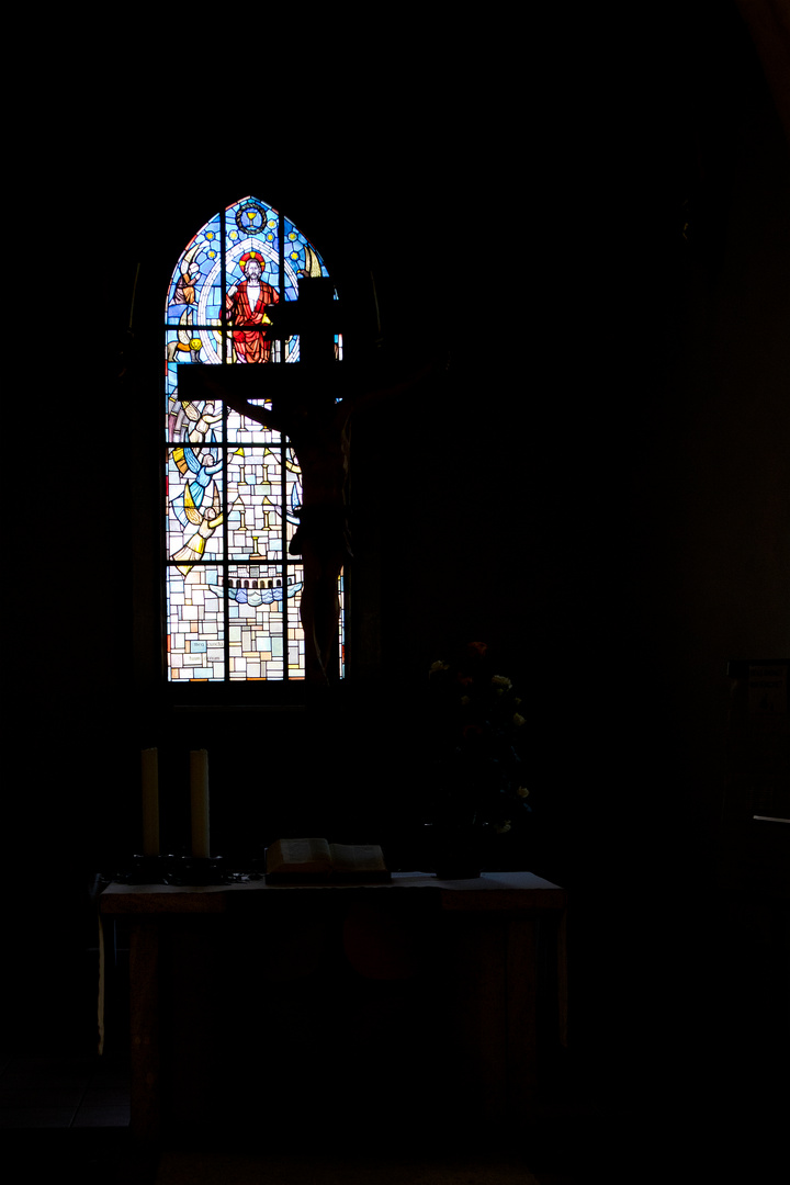 Altar und Fenster in der Stadtkirche Rosenfeld