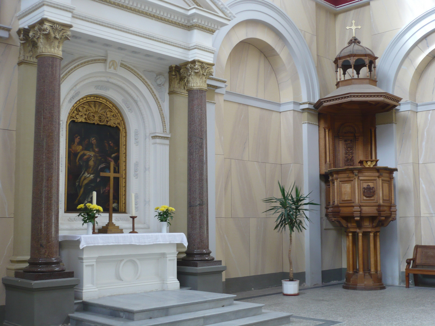 Altar und Kanzel in der Kirche im Landschaftpark Putbus/Rügen (Juni 2011)