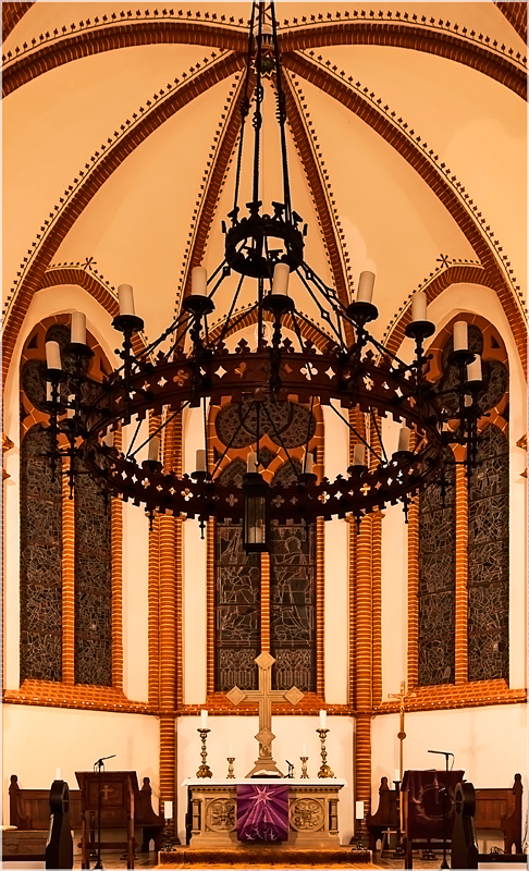 Altar und Kronleuchter