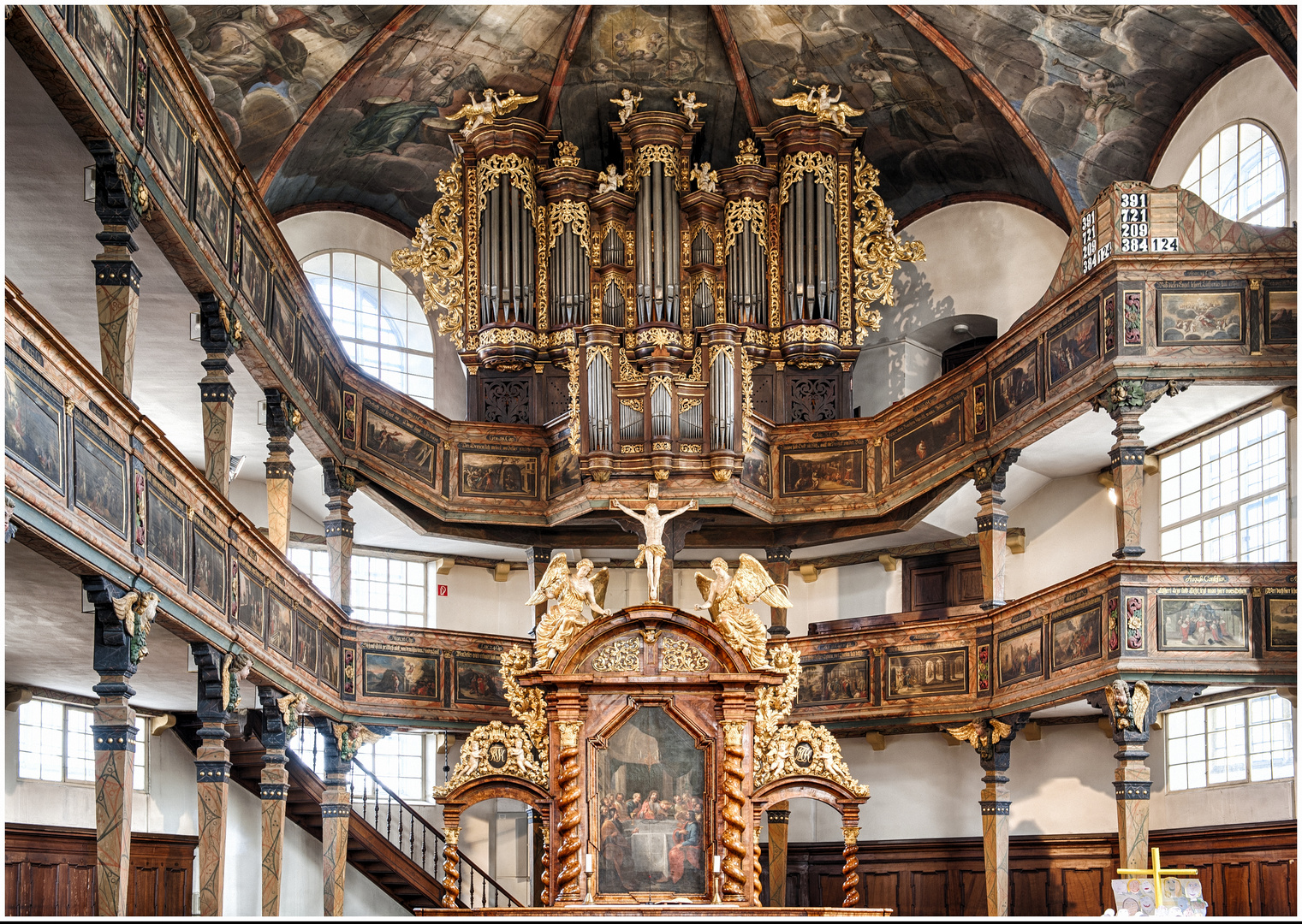 Altar und Orgel