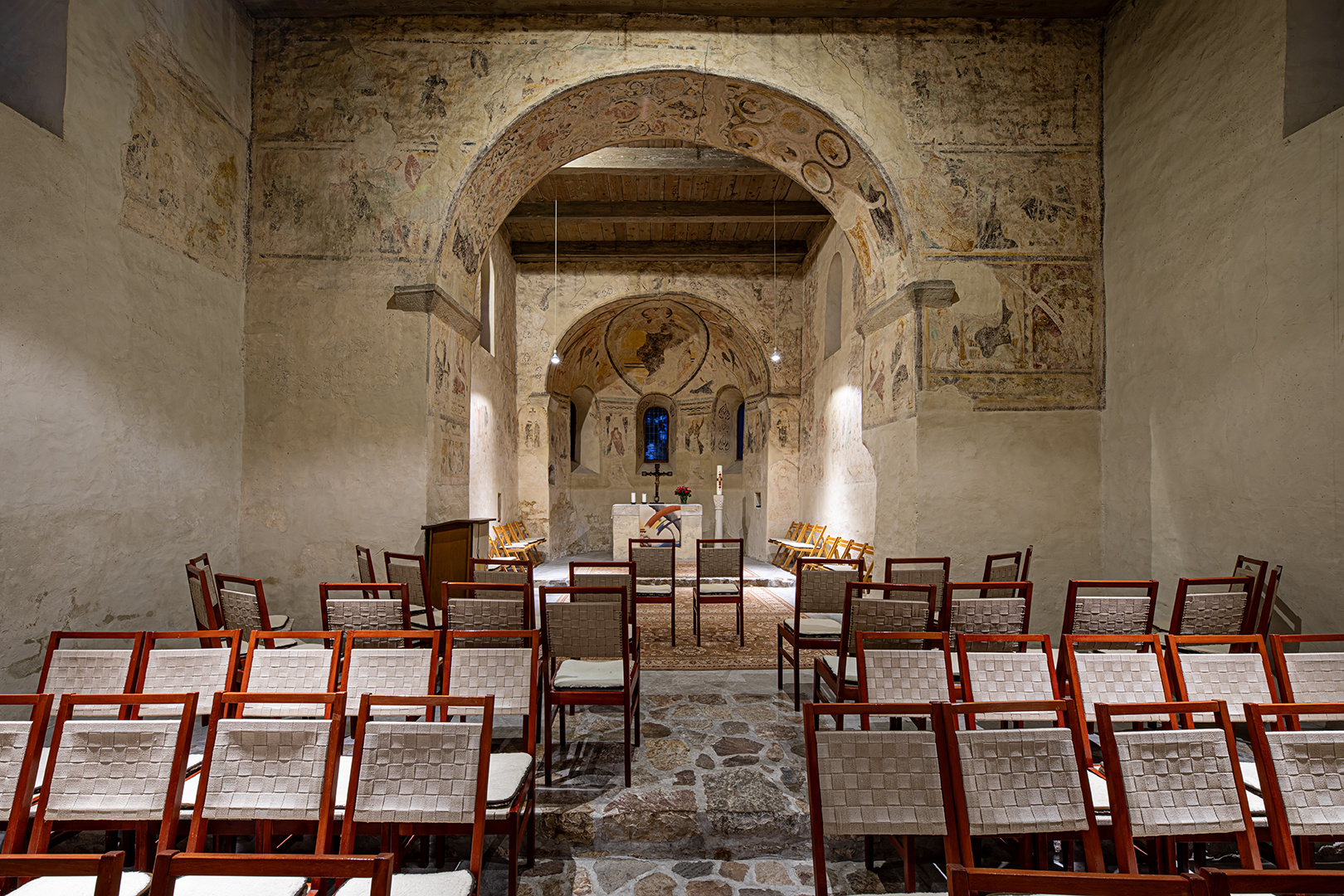 Altar und Wandgemälde...