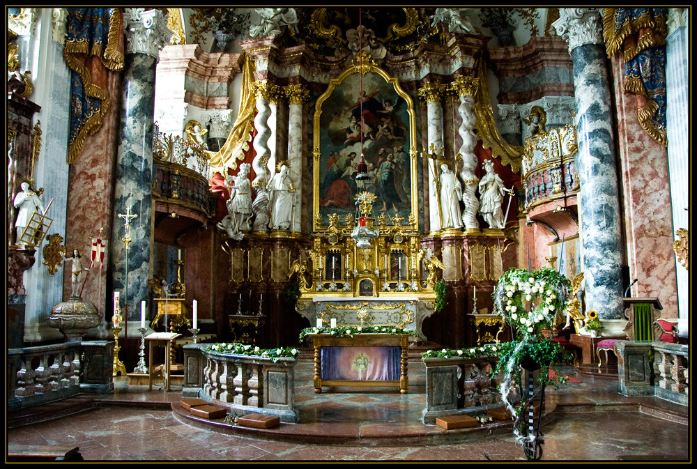 Altaransicht in der Klosterkirche Raitenhaslach  in Bayern.