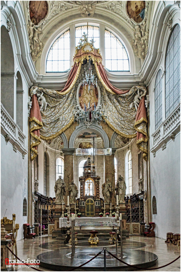 Altarbereich der ehemaligen Klosterkirche St. Mang in Füssen