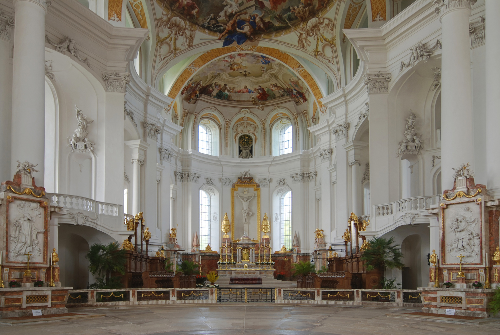 Altarraum der Klosterkirche in Neresheim