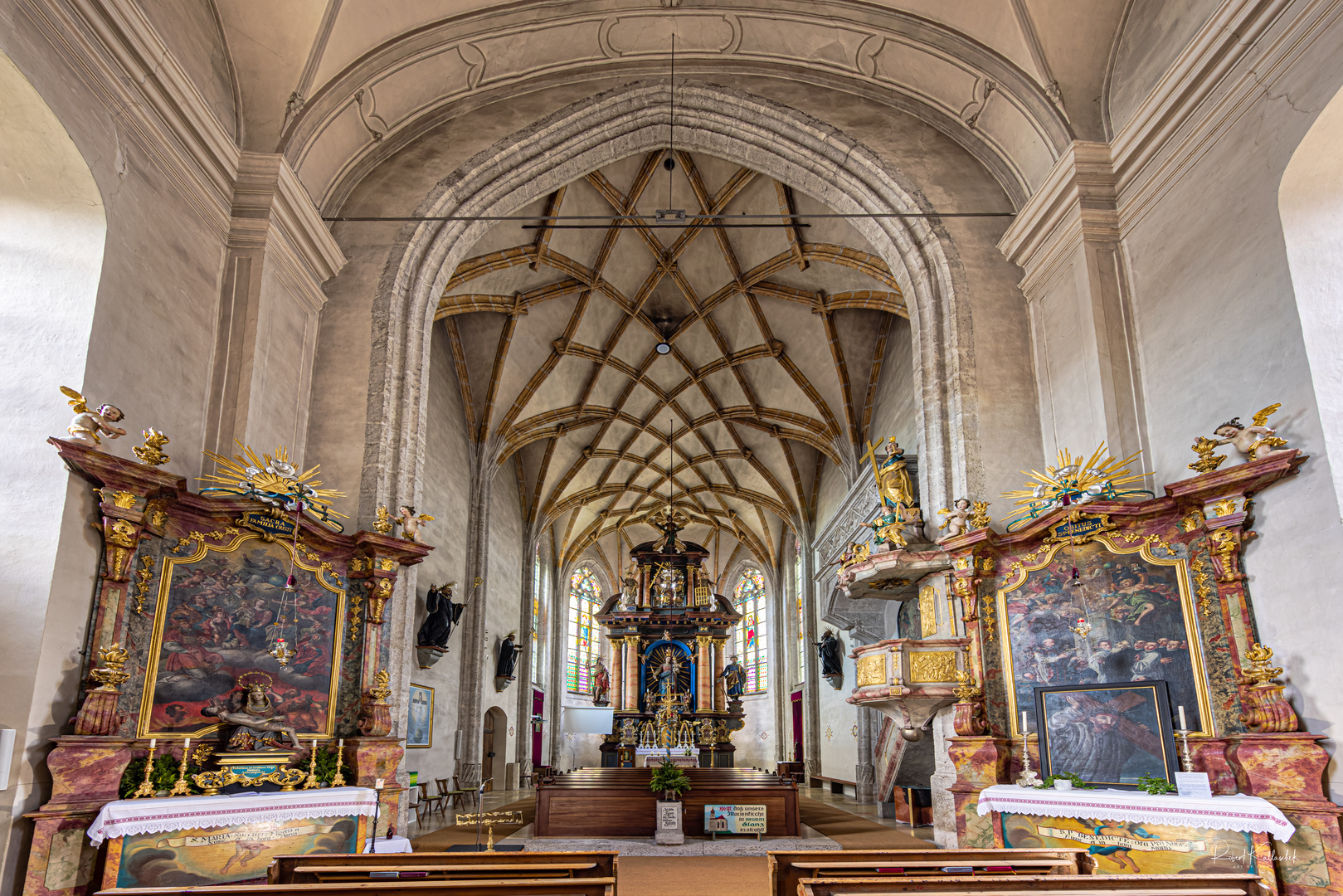 Altarraum der Pfarrkirche Sieben Schmerzen Mariä