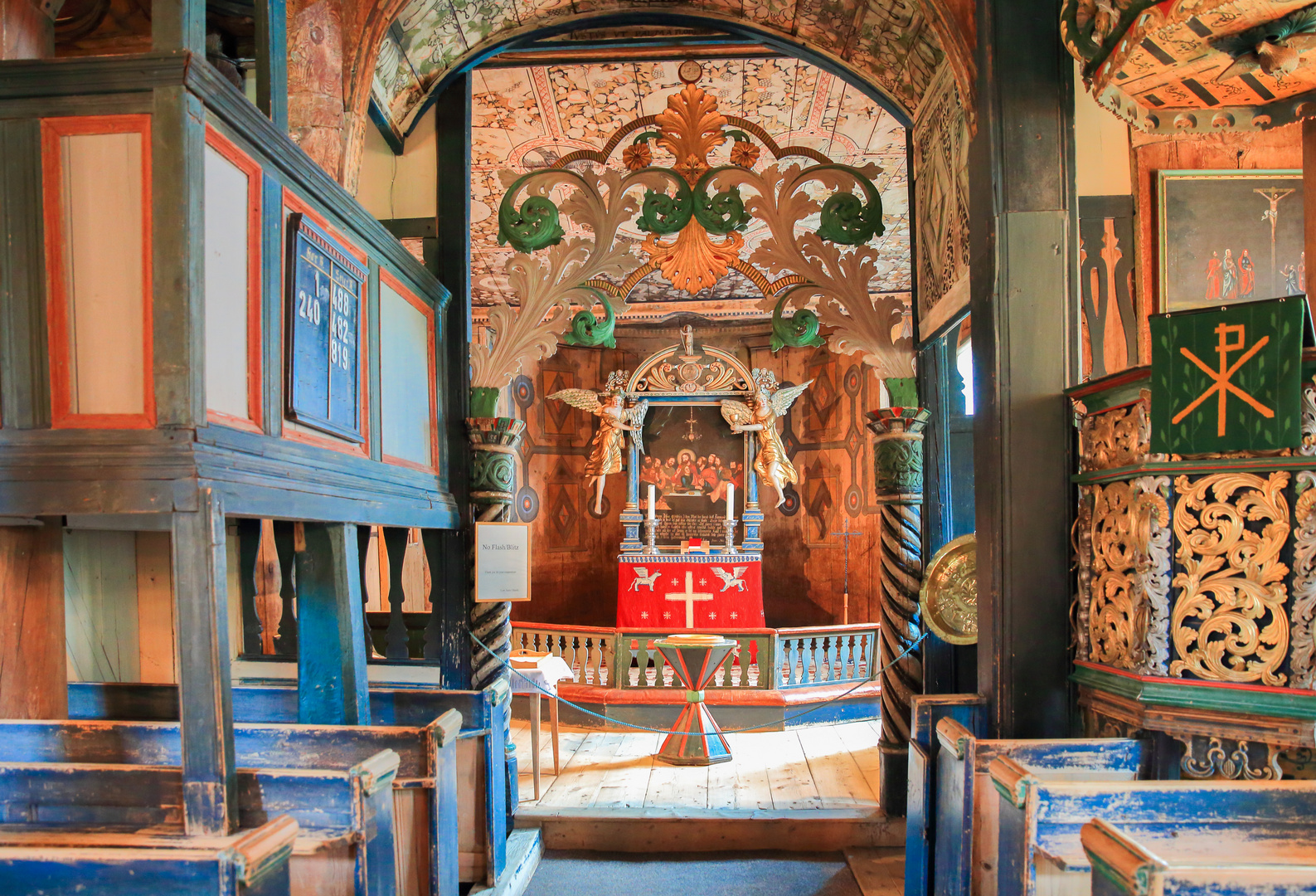 Altarraum der Stabkirche in Lom, Norwegen