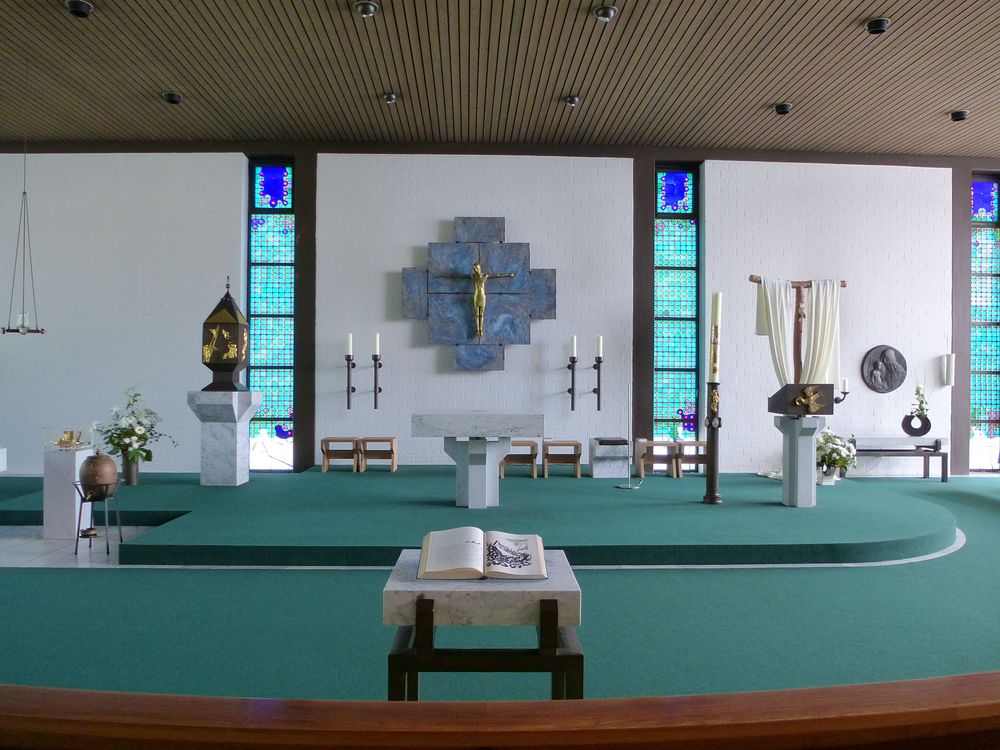 Altarraum der wunderbaren katholischen Kirche St. Marien in Bad Zwischenahn