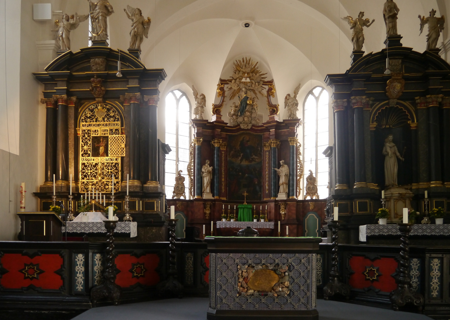 Altarraum in der alten Wallfahrskirche Neviges.