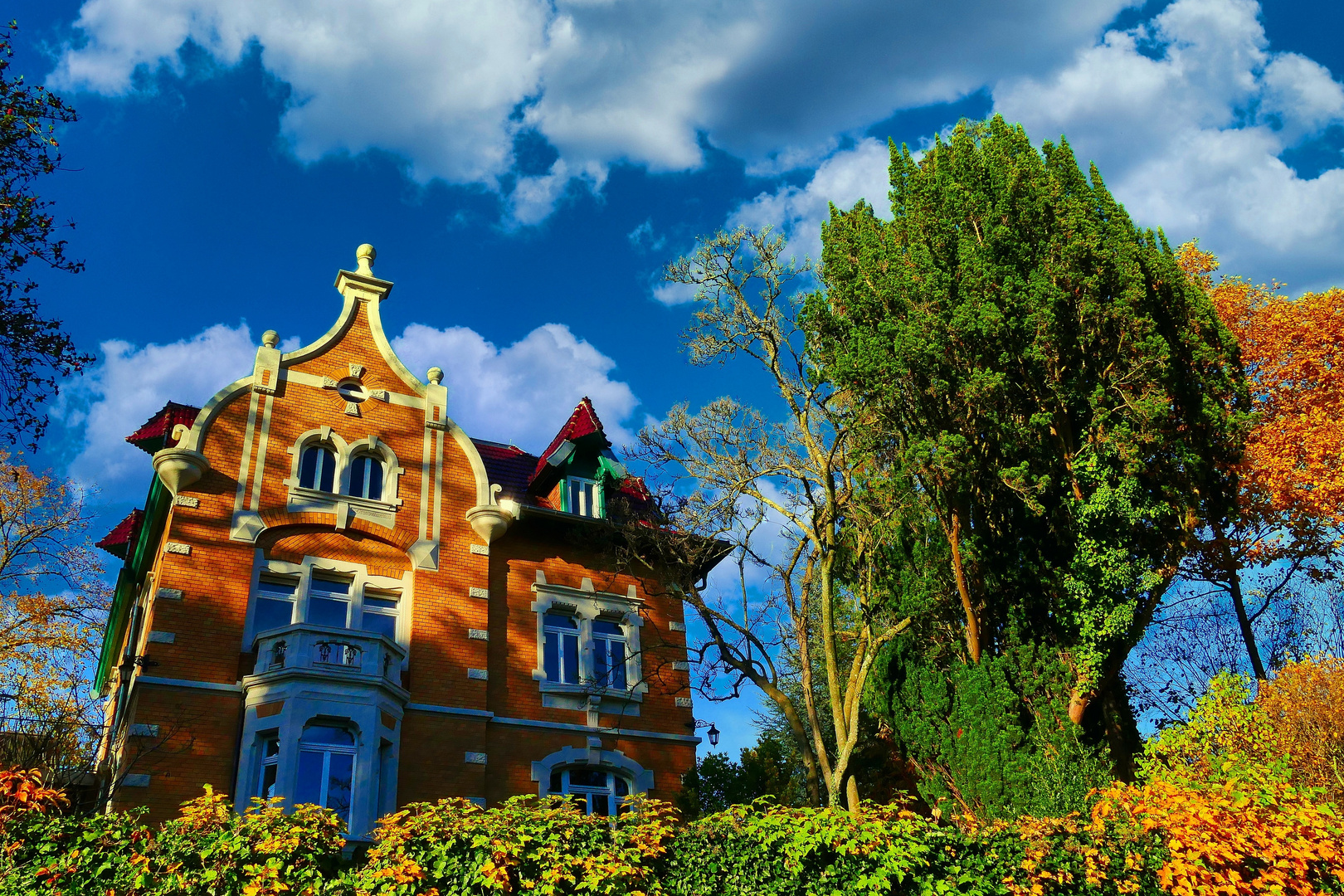 Altbau im Herbst 