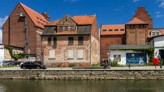 ALTBAUTEN AM FÄHRKANAL. STRALSUND