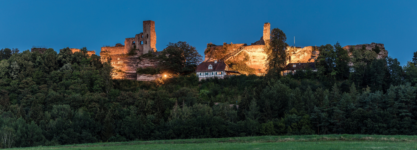 Altdahner Burgengruppe am Sommerabend