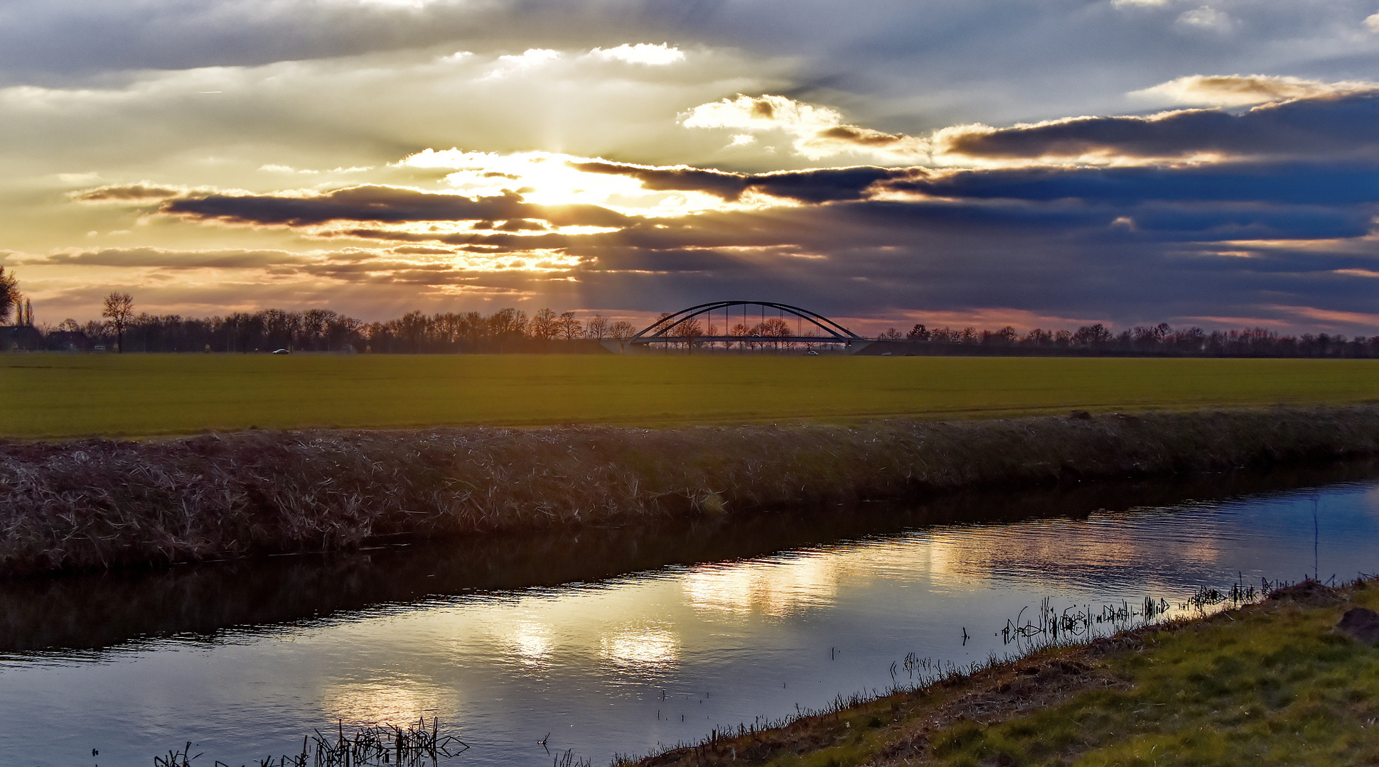 Alte Aller und Brücke nach Hagen-Grinden in der Abendsonne