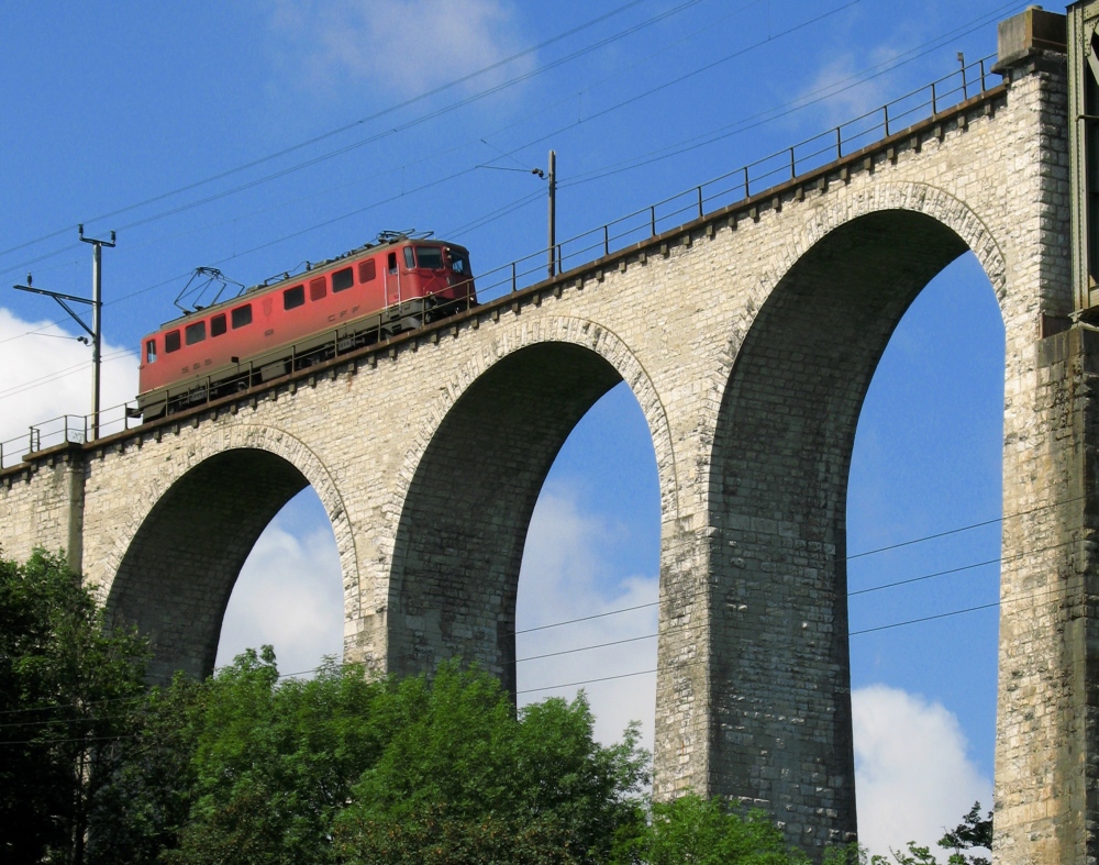 Alte auf altem Viadukt