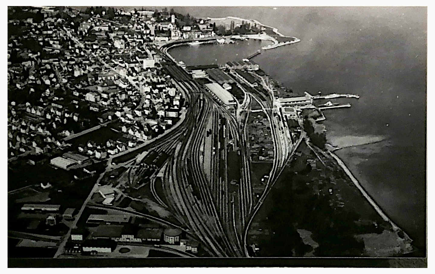 Alte Aufnahme von Fährhafen und Bahnhof Romanshorn