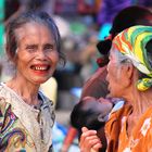 Alte Batak Frauen am Quatschen