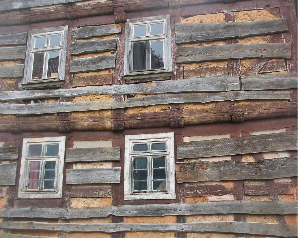 Alte Bretter auf noch älterem Fachwerk